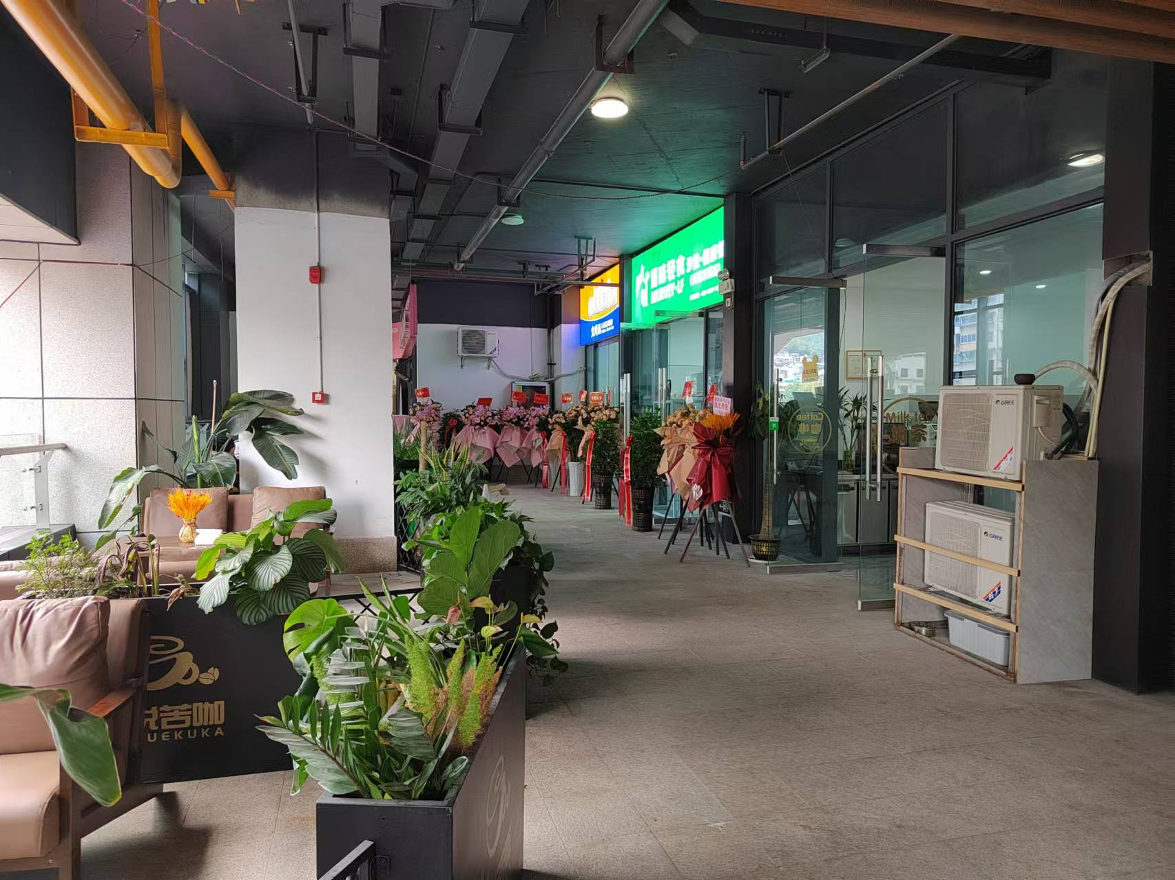 云岩大营坡万科翡翠45平有外摆区咖啡店转让